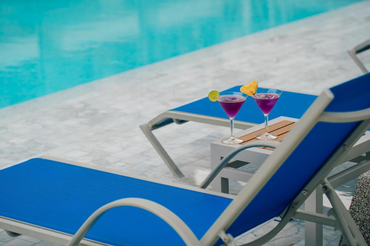 Seabed Grand Hotel Phuket - Sha Extra Plus Dış mekan fotoğraf A poolside table