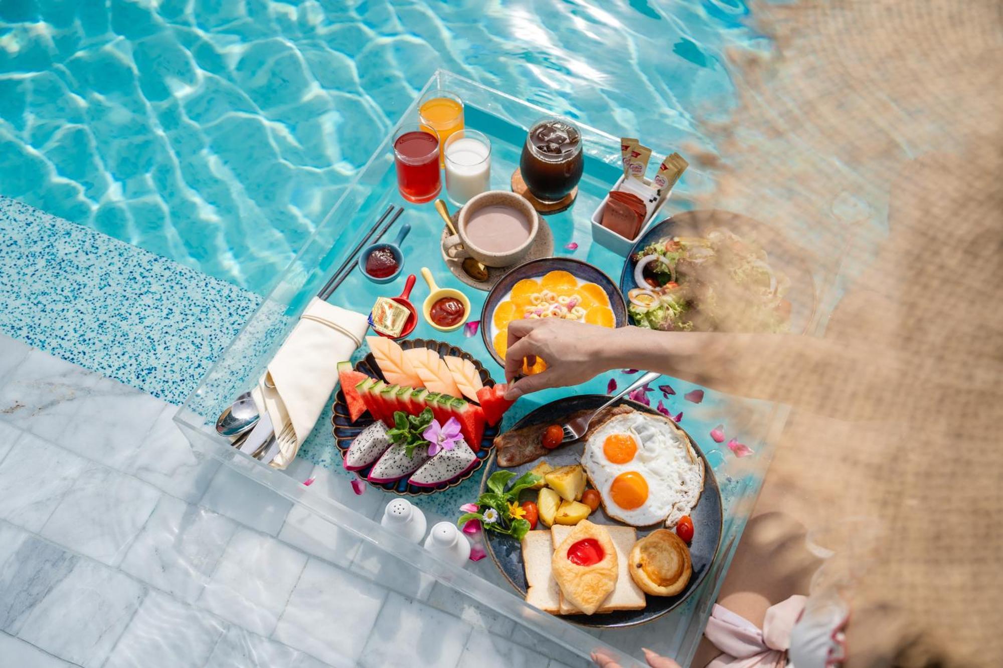 Seabed Grand Hotel Phuket - Sha Extra Plus Dış mekan fotoğraf A floating breakfast at a resort in Bali, Indonesia